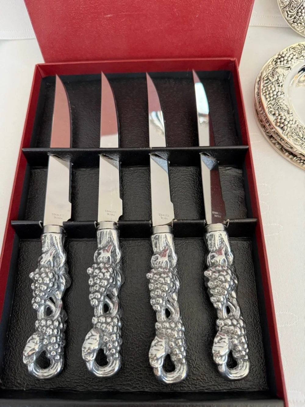 Arthur Court Grape Steak Knives Set of 4 Boxed + 4 Hors d’Oeuvre Plates